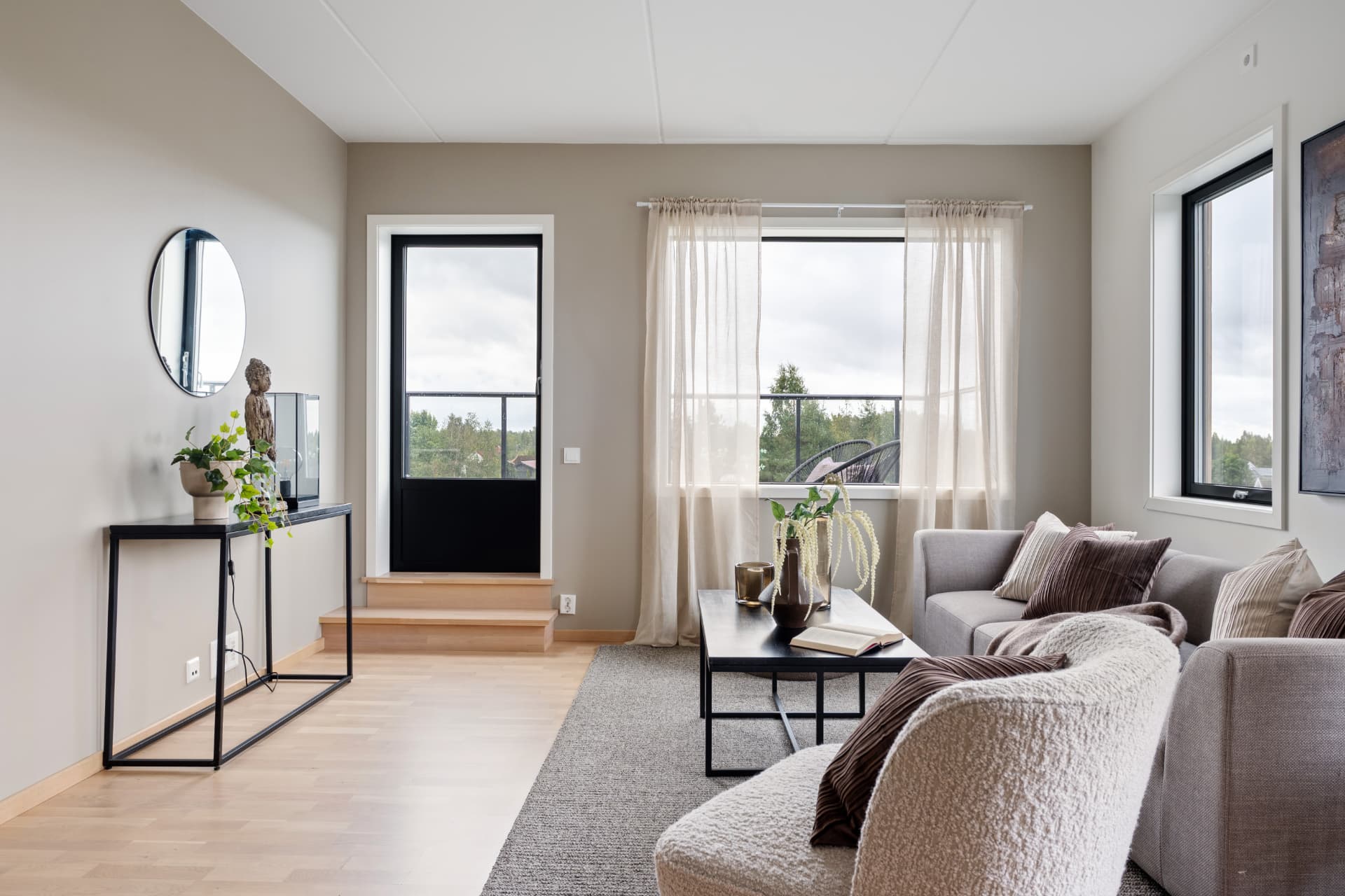 Leilighet D-401 — stue med balkongdør