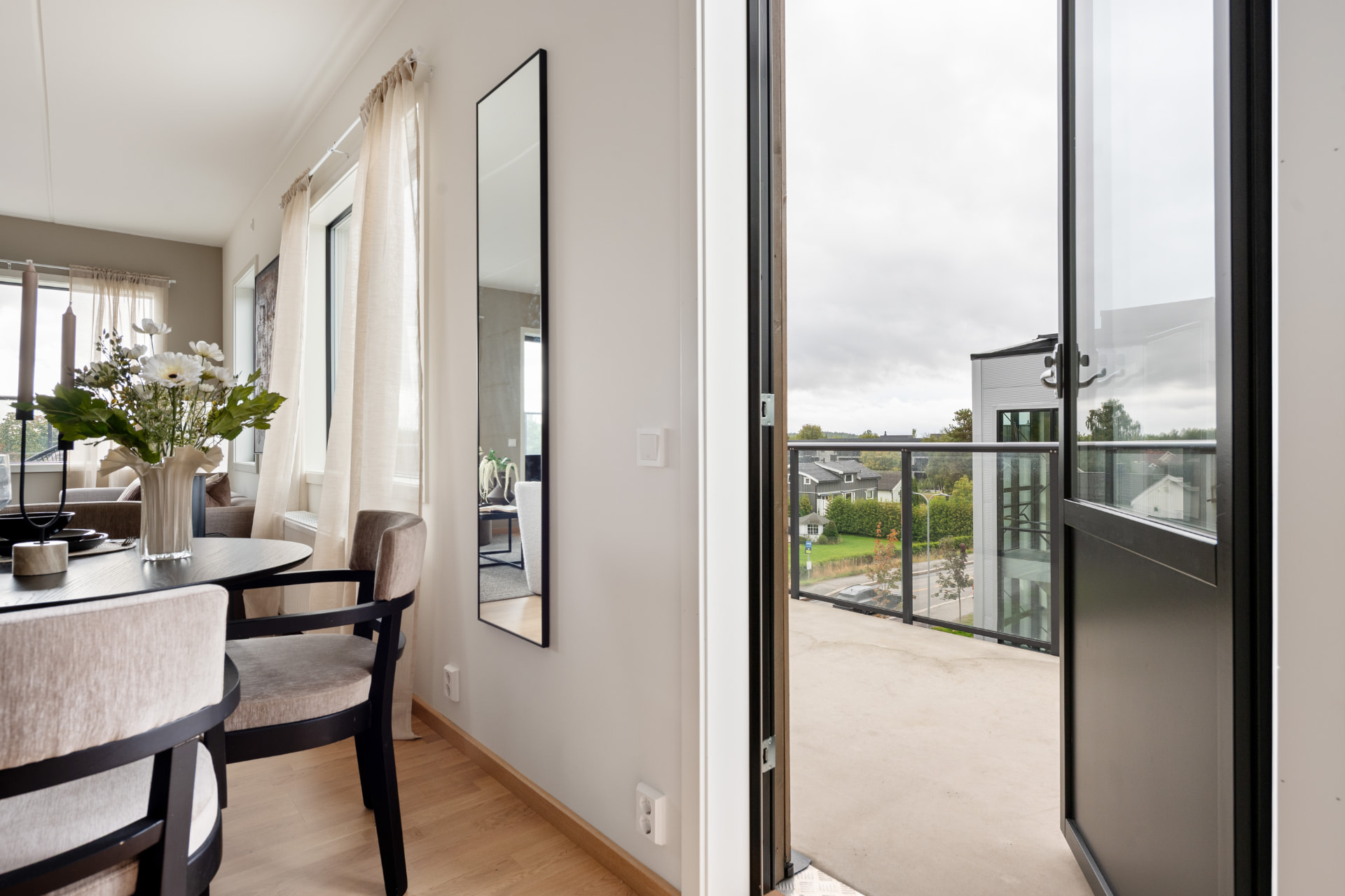 Leilighet D-401 — spiseplass med utsikt mot balkong