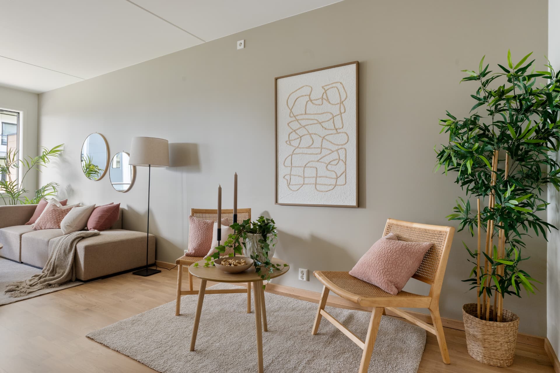 Leilighet C-203 — stue med sittegruppe